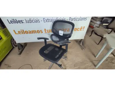 LOTE 079 - 01 CADEIRA DE ESCRITÓRIO. (NO ESTADO EM QUE SE ENCONTRA. SUJEITO A AVARIAS OCULTAS/VISÍVEIS.)