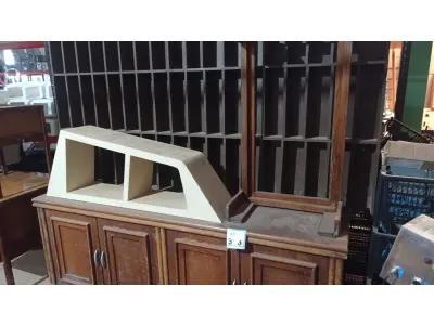 LOTE 313 - 01 ESCANINHO, 01 SUPORTE DE LUMINÁRIA, 01 MESA DE CENTRO SEM TAMPO E 01 ARCA EM MADEIRA COM 04 PORTAS E 04 GAVETAS. (NO ESTADO) ATENÇÃO! FAZER A VISITAÇÃO ANTES DE ARREMATAR, NÃO SABEMOS SE FUNCIONA, LEILÃO NÃO TEM GARANTIA E NEM DEVOLUÇÃO, SUJEITO A POSSÍVEIS AVARIAS VISÍVEIS/OCULTAS E/OU AUSÊNCIA DE COMPONENTES.