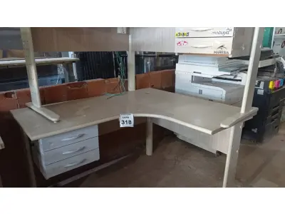 LOTE 318 - 02 MESAS EM L DE MADEIRA COM 03 GAVETAS. (NO ESTADO) ATENÇÃO! FAZER A VISITAÇÃO ANTES DE ARREMATAR, NÃO SABEMOS SE FUNCIONA, LEILÃO NÃO TEM GARANTIA E NEM DEVOLUÇÃO, SUJEITO A POSSÍVEIS AVARIAS VISÍVEIS/OCULTAS E/OU AUSÊNCIA DE COMPONENTES.