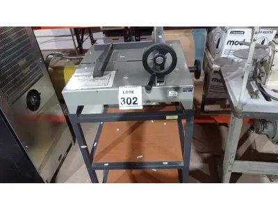 LOTE 302 - 01 GUILHOTINA DE MESA. (NO ESTADO) ATENÇÃO! FAZER A VISITAÇÃO ANTES DE ARREMATAR, NÃO SABEMOS SE FUNCIONA, LEILÃO NÃO TEM GARANTIA E NEM DEVOLUÇÃO, SUJEITO A POSSÍVEIS AVARIAS VISÍVEIS/OCULTAS E/OU AUSÊNCIA DE COMPONENTES.