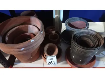 LOTE 281 - 01 LOTE COM VÁRIOS VASOS DE PLANTAS DE MATERIAIS DIVERSOS. (NO ESTADO) ATENÇÃO! FAZER A VISITAÇÃO ANTES DE ARREMATAR, NÃO SABEMOS SE FUNCIONA, LEILÃO NÃO TEM GARANTIA E NEM DEVOLUÇÃO, SUJEITO A POSSÍVEIS AVARIAS VISÍVEIS/OCULTAS E/OU AUSÊNCIA DE COMPONENTES.