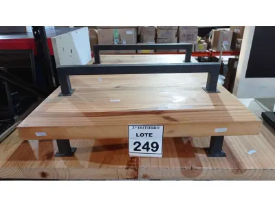 LOTE 249 - 02 TÁBUAS DE MADEIRA COM FERRO FIXO DE APROXIMADAMENTE 0,97X050 E 02 TÁBUAS DE MADEIRA COM FERRO FIXO DE APROXIMADAMENTE 0,66X0,50. (NO ESTADO) ATENÇÃO! FAZER A VISITAÇÃO ANTES DE ARREMATAR, NÃO SABEMOS SE FUNCIONA, LEILÃO NÃO TEM GARANTIA E NEM DEVOLUÇÃO, SUJEITO A POSSÍVEIS AVARIAS VISÍVEIS/OCULTAS E/OU AUSÊNCIA DE COMPONENTES.