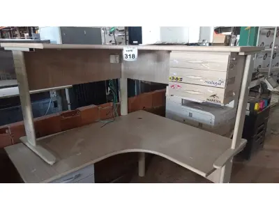 LOTE 318 - 02 MESAS EM L DE MADEIRA COM 03 GAVETAS. (NO ESTADO) ATENÇÃO! FAZER A VISITAÇÃO ANTES DE ARREMATAR, NÃO SABEMOS SE FUNCIONA, LEILÃO NÃO TEM GARANTIA E NEM DEVOLUÇÃO, SUJEITO A POSSÍVEIS AVARIAS VISÍVEIS/OCULTAS E/OU AUSÊNCIA DE COMPONENTES.