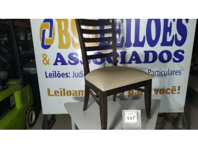 LOTE 147 - 01 CADEIRA DE JANTAR . (NO ESTADO EM QUE SE ENCONTRA. SUJEITO A AVARIAS OCULTAS/VISÍVEIS.) AU2145K