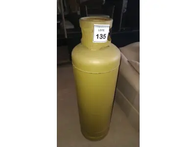 LOTE 135 - 01 BOTIJÃO DE GÁS VAZIO P45. (NO ESTADO EM QUE SE ENCONTRA. SUJEITO A AVARIAS OCULTAS/VISÍVEIS.)