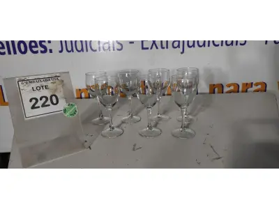 LOTE 220 - 07 TAÇAS EM VIDRO . (NO ESTADO EM QUE SE ENCONTRA. SUJEITO A AVARIAS OCULTAS/VISÍVEIS.)