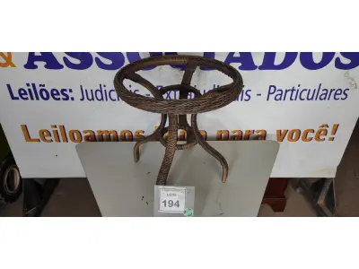 LOTE 194 - 01 MESA DE CANTO DE JARDIM. (NO ESTADO EM QUE SE ENCONTRA. SUJEITO A AVARIAS OCULTAS/VISÍVEIS.) BF8661C