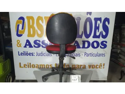 LOTE 137 - 01 CADEIRA DE ESCRITÓRIO NA COR VERMELHA. (NO ESTADO EM QUE SE ENCONTRA. SUJEITO A AVARIAS OCULTAS/VISÍVEIS.)