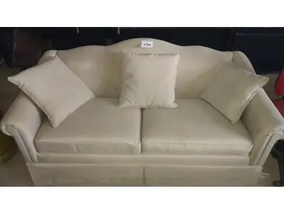 LOTE 136 - 01 SOFÁ 3 LUGARES NA COR CINZA. (NO ESTADO EM QUE SE ENCONTRA. SUJEITO A AVARIAS OCULTAS/VISÍVEIS.) AV9996P