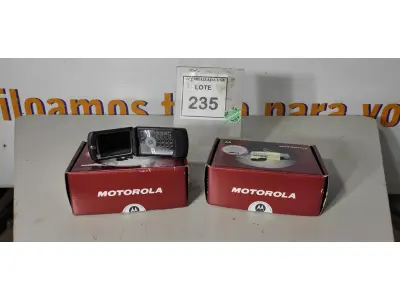 LOTE 235 - 02 MOTOROLA RAZR V3 BLACK. (NO ESTADO EM QUE SE ENCONTRA. SUJEITO A AVARIAS OCULTAS/VISÍVEIS.) DS4NGWKB88, DS4NGWKG5X