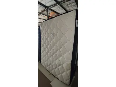 LOTE 167 - 01 COLCHÃO DE CASAL COM BASE . (NO ESTADO EM QUE SE ENCONTRA. SUJEITO A AVARIAS OCULTAS/VISÍVEIS.) AU1887B