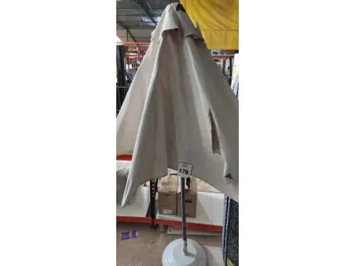 LOTE 178 - 01 GUARDA SOL COM BASE. (NO ESTADO EM QUE SE ENCONTRA. SUJEITO A AVARIAS OCULTAS/VISÍVEIS.) BH1638S