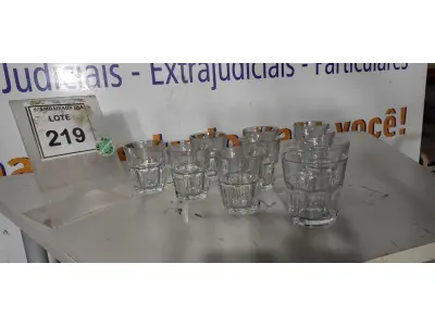 LOTE 219 - 01 LOTE COM 10 COPOS DE VIDRO. (NO ESTADO EM QUE SE ENCONTRA. SUJEITO A AVARIAS OCULTAS/VISÍVEIS.)