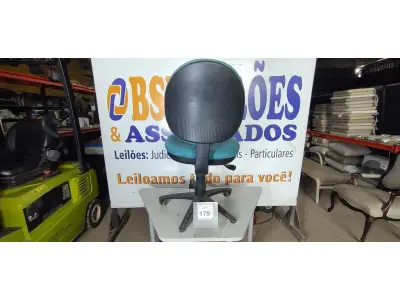 LOTE 179 - 01 CADEIRA DE ESCRITÓRIO NA COR AZUL (NO ESTADO EM QUE SE ENCONTRA. SUJEITO A AVARIAS OCULTAS/VISÍVEIS.)