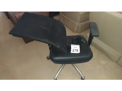 LOTE 276 - 01 CADEIRA PRETA COM ENCOSTO QUEBRADO (NO ESTADO EM QUE SE ENCONTRA. SUJEITO A AVARIAS OCULTAS/VISÍVEIS.) AU2462F