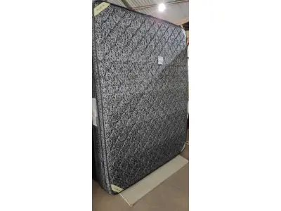 LOTE 166 - 01 COLCHÃO CASAL COM BASE1,98CM X 1,58CM. (NO ESTADO EM QUE SE ENCONTRA. SUJEITO A AVARIAS OCULTAS/VISÍVEIS.) AU2183N