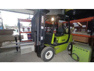 LOTE 374 - 01 EMPILHADEIRA A GÁS CLARK CMP25L . (NO ESTADO EM QUE SE ENCONTRA. SUJEITO A AVARIAS OCULTAS/VISÍVEIS.)