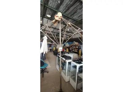 LOTE 180 - 01 GUARDA SOL COM BASE. (NO ESTADO EM QUE SE ENCONTRA. SUJEITO A AVARIAS OCULTAS/VISÍVEIS.) BF8580V