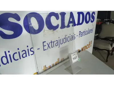 LOTE 141 - 01 VIDRO QUADRADO 0,57CM X 0,57CM COM AVARIAS. (NO ESTADO EM QUE SE ENCONTRA. SUJEITO A AVARIAS OCULTAS/VISÍVEIS.)