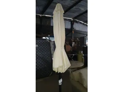 LOTE 156 - 01 GUARDA SOL COM BASE. (NO ESTADO EM QUE SE ENCONTRA. SUJEITO A AVARIAS OCULTAS/VISÍVEIS.) BJ7374W