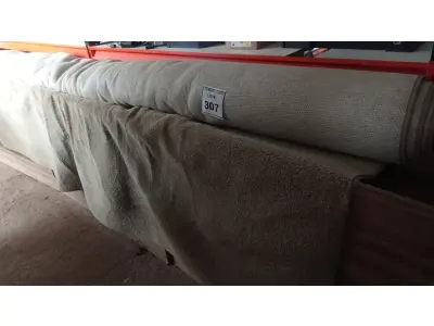 LOTE 307 - 01 TAPETE. (NO ESTADO EM QUE SE ENCONTRA. SUJEITO A AVARIAS OCULTAS/VISÍVEIS.) AV9621B