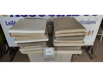 LOTE 183 - 01 LOTE COM ALMOFADAS PARA CADEIRAS DE DIVERSAS CORES E TAMANHOS. (NO ESTADO EM QUE SE ENCONTRA. SUJEITO A AVARIAS OCULTAS/VISÍVEIS.)