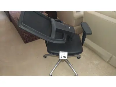 LOTE 276 - 01 CADEIRA PRETA COM ENCOSTO QUEBRADO (NO ESTADO EM QUE SE ENCONTRA. SUJEITO A AVARIAS OCULTAS/VISÍVEIS.) AU2462F