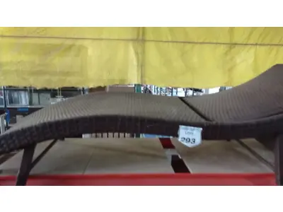 LOTE 293 - 01 ESPREGUIÇADEIRA. (NO ESTADO EM QUE SE ENCONTRA. SUJEITO A AVARIAS OCULTAS/VISÍVEIS.) BH1638G