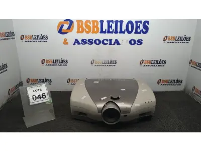 01 PROJETOR MARCA SHARP. (NO ESTADO) ATENÇÃO! FAZER A VISITAÇÃO ANTES DE ARREMATAR, NÃO SABEMOS SE FUNCIONA, LEILÃO NÃO TEM GARANTIA E NEM DEVOLUÇÃO, SUJEITO A POSSÍVEIS AVARIAS VISÍVEIS/OCULTAS E/OU AUSÊNCIA DE COMPONENTES.