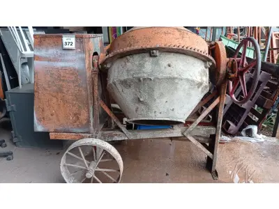 LOTE 372 - 01 BETONEIRA COM MOTOR TRIFÁSICO (NO ESTADO EM QUE SE ENCONTRA. SUJEITO A AVARIAS OCULTAS/VISÍVEIS.).BF8485Y