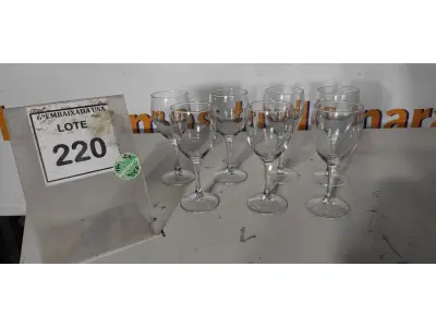 LOTE 220 - 07 TAÇAS EM VIDRO . (NO ESTADO EM QUE SE ENCONTRA. SUJEITO A AVARIAS OCULTAS/VISÍVEIS.)