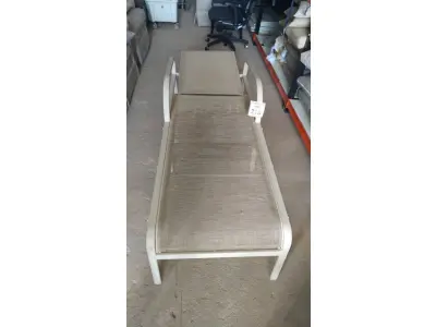 LOTE 273 - 01 ESPREGUIÇADEIRA. (NO ESTADO EM QUE SE ENCONTRA. SUJEITO A AVARIAS OCULTAS/VISÍVEIS.) BF8580W