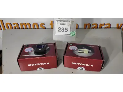 LOTE 235 - 02 MOTOROLA RAZR V3 BLACK. (NO ESTADO EM QUE SE ENCONTRA. SUJEITO A AVARIAS OCULTAS/VISÍVEIS.) DS4NGWKB88, DS4NGWKG5X
