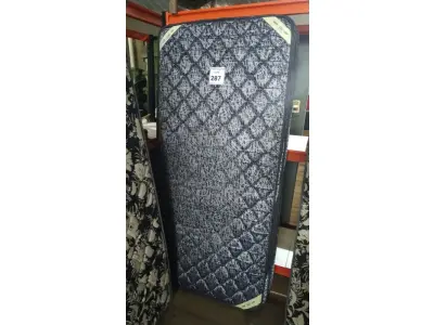 LOTE 287 - 01 COLCHÃO SOLTEIRO 1,88CM X 0,88CM. (NO ESTADO EM QUE SE ENCONTRA. SUJEITO A AVARIAS OCULTAS/VISÍVEIS.) AU2472A