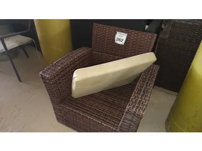 LOTE 262 - 01 POLTRONA DE JARDIM. (NO ESTADO EM QUE SE ENCONTRA. SUJEITO A AVARIAS OCULTAS/VISÍVEIS.) BH1670A