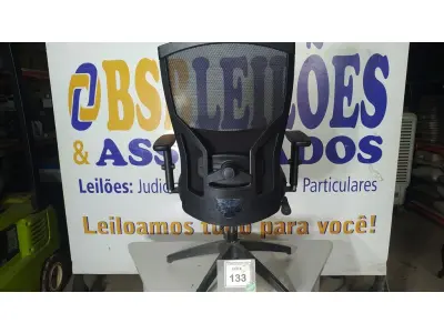LOTE 133 - 01 CADEIRA DE ESCRITÓRIO. (NO ESTADO EM QUE SE ENCONTRA. SUJEITO A AVARIAS OCULTAS/VISÍVEIS.)