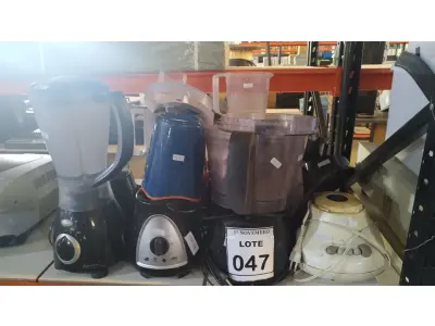 LOTE 047 - 01 LOTE COM VÁRIOS MOTORES DE LIQUIDIFICADORES, COPOS E PROCESSADOR DE ALIMENTOS. (NO ESTADO) ATENÇÃO! FAZER A VISITAÇÃO ANTES DE ARREMATAR, NÃO SABEMOS SE FUNCIONA, LEILÃO NÃO TEM GARANTIA E NEM DEVOLUÇÃO, SUJEITO A POSSÍVEIS AVARIAS VISÍVEIS/OCULTAS E/OU AUSÊNCIA DE COMPONENTES.