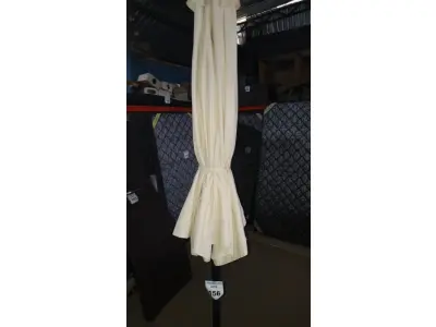 LOTE 156 - 01 GUARDA SOL COM BASE. (NO ESTADO EM QUE SE ENCONTRA. SUJEITO A AVARIAS OCULTAS/VISÍVEIS.) BJ7374W