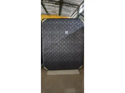 LOTE 166 - 01 COLCHÃO CASAL COM BASE1,98CM X 1,58CM. (NO ESTADO EM QUE SE ENCONTRA. SUJEITO A AVARIAS OCULTAS/VISÍVEIS.) AU2183N