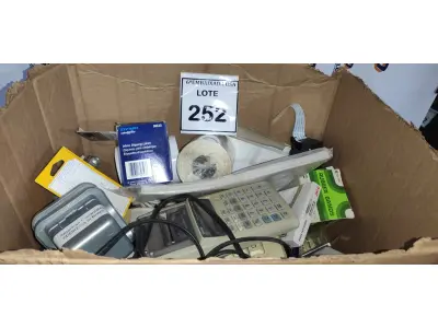 LOTE 252 - 01 CAIXA COM MATERIAIS DE ESCRITÓRIO E CALCULADORAS. (NO ESTADO EM QUE SE ENCONTRA. SUJEITO A AVARIAS OCULTAS/VISÍVEIS.)