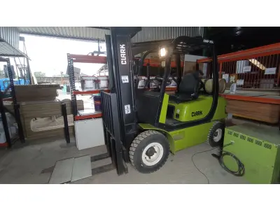 LOTE 374 - 01 EMPILHADEIRA A GÁS CLARK CMP25L . (NO ESTADO EM QUE SE ENCONTRA. SUJEITO A AVARIAS OCULTAS/VISÍVEIS.)