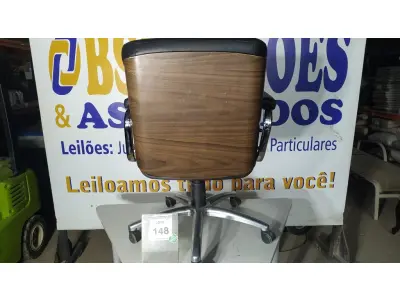 LOTE 148 - 01 CADEIRA DE ESCRITÓRIO COM RODINHAS. (NO ESTADO EM QUE SE ENCONTRA. SUJEITO A AVARIAS OCULTAS/VISÍVEIS.) AV9435B