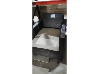 LOTE 256 - 01 POLTRONA DE JARDIM. (NO ESTADO EM QUE SE ENCONTRA. SUJEITO A AVARIAS OCULTAS/VISÍVEIS.) BH1552F