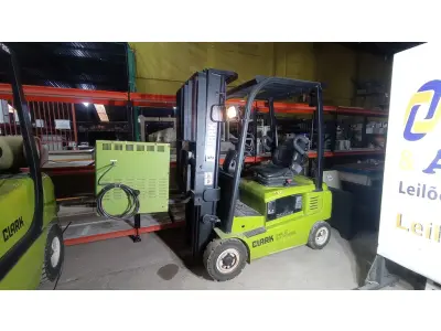 LOTE 373 - 01 EMPILHADEIRA CLARK GENEX POWER GEX 16 ELETRICA COM CARREGADOR. (NO ESTADO EM QUE SE ENCONTRA. SUJEITO A AVARIAS OCULTAS/VISÍVEIS.)