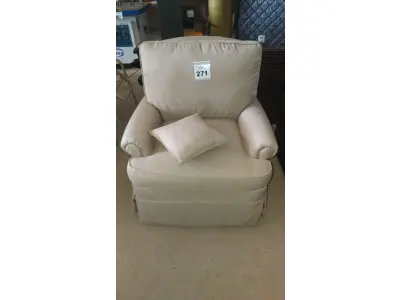 LOTE 271 - 01 POLTRONA. (NO ESTADO EM QUE SE ENCONTRA. SUJEITO A AVARIAS OCULTAS/VISÍVEIS.) BF8523A