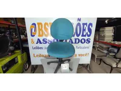 LOTE 179 - 01 CADEIRA DE ESCRITÓRIO NA COR AZUL (NO ESTADO EM QUE SE ENCONTRA. SUJEITO A AVARIAS OCULTAS/VISÍVEIS.)