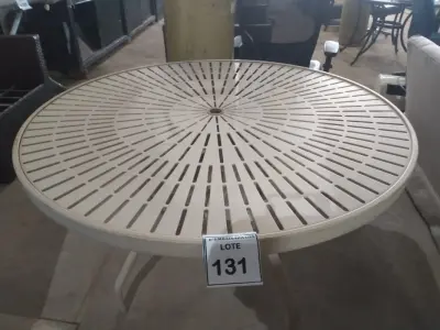 LOTE 131 -  01 MESA DE JARDIM. (NO ESTADO EM QUE SE ENCONTRA. SUJEITO A AVARIAS OCULTAS/VISÍVEIS.) BF8580U