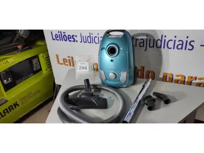 LOTE 244 - 01 ASPIRADOR ELECTROLUX 127VOLTS. (NO ESTADO EM QUE SE ENCONTRA. SUJEITO A AVARIAS OCULTAS/VISÍVEIS.) BF8494D