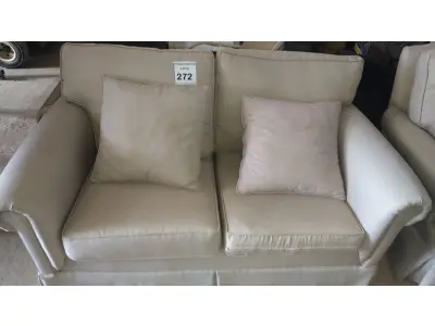 LOTE 272 - 01 SOFÁ 2 LUGARES NA COR CINZA. (NO ESTADO EM QUE SE ENCONTRA. SUJEITO A AVARIAS OCULTAS/VISÍVEIS.) AV9474K