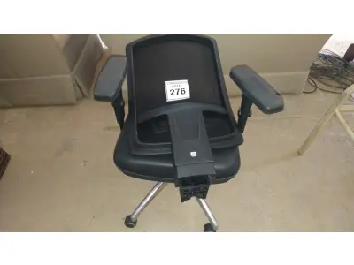 LOTE 276 - 01 CADEIRA PRETA COM ENCOSTO QUEBRADO (NO ESTADO EM QUE SE ENCONTRA. SUJEITO A AVARIAS OCULTAS/VISÍVEIS.) AU2462F